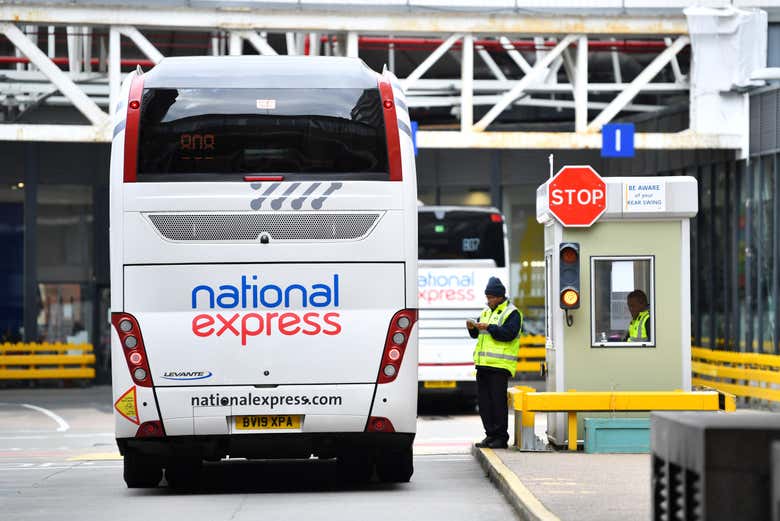 O ônibus saindo do aeroporto