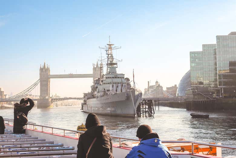 HMS Belfast cruzando a Tower Bridge
