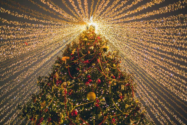 Uma das árvores de Natal da feira