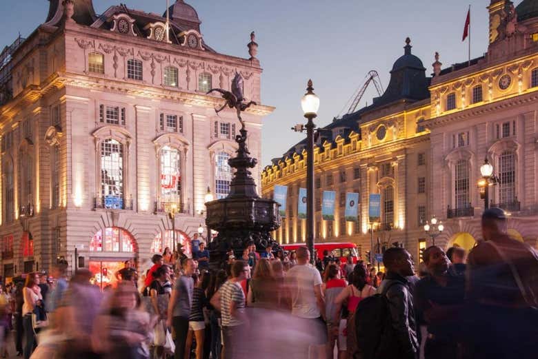 Fonte de Piccadilly Circus ao anoitecer