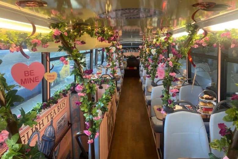 Interior do ônibus do chá da tarde em Londres