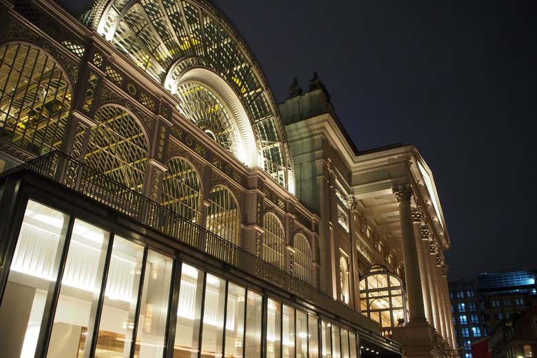 Edifícios iluminados à noite