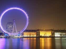 Vista noturna da London Eye e do Aquário de Londres