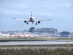 Avião pousando no aeroporto de Gatwick