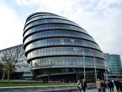 Exterior da moderna Prefeitura de Londres