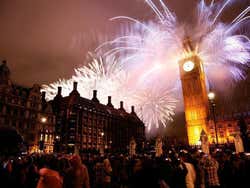 Celebração em Londres com fogos de artíficio atrás do Big Ben