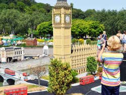 Uma criança fotografando o Big Ben no Legoland