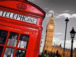 Cabine telefônica de Londres com o Big Ben ao fundo