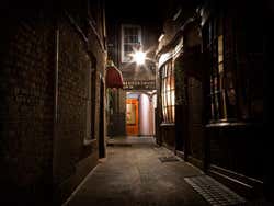 Um dos becos de Londres à noite