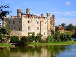 Castelo de Leeds rodeado por água