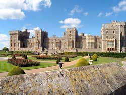 Fachada do Castelo de Windsor em um dia ensolarado