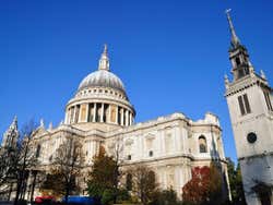 Vista latedral da St Paul's Cathedral de Londres
