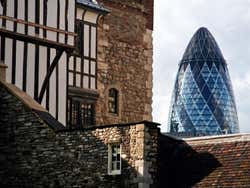 Contrastes de Londres, edifícios antigos junto às construções modernas