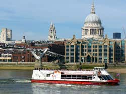 Barco passando pela St. Paul's Cathedral de Londres