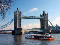 Passeando pelo rio Tâmisa em um barco com a Tower Bridge ao fundo