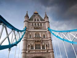 Imagem da Tower Bridge em um dia nublado