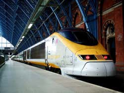 Trem Eurostar chegando a St. Pancras