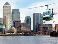 Helicóptero passando por Canary Wharf