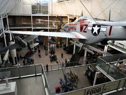 Hall principal do Imperial War Museum de Londres com um avião pendurado no teto