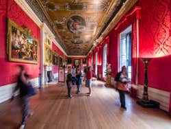 Interior do Palácio de Kensington de Londres