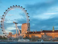 Panorâmica da London Eye ao entardecer