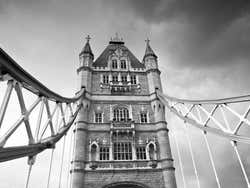 Imagem em preto e branco da Tower Bridge