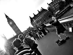Foto em preto em branco de Londres com o Big Ben ao fundo