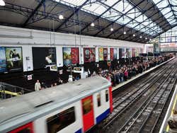 Vagão do metrô de Londres entrando em uma estação na hora do rush