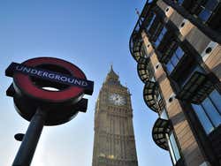 Entrada do metrô de Londres junto ao Big Ben