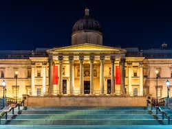 Foto noturna da fachada da National Gallery de Londres