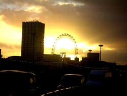 Imagem de Londres ao entardecer com a roda-gigante London Eye ao fundo