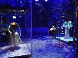 Trajes expostos em vitrines do Palácio Encantado
