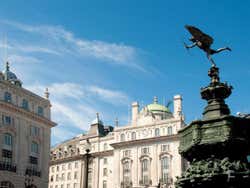Estátua de Eros na praça Picadilly Circus de Londres