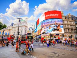 Dia ensolarado na praça Piccadilly Circus