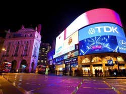 Piccadilly Circus iluminado à noite