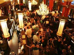 Várias pessoas no interior de um Pub em Londres