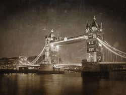 Foto antiga da Tower Bridge em sépia