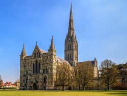 Vista da Catedral de Salisbury com o céu azul ao fundo