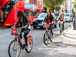 Grupo percorrendo a cidade nas Santander Cycles