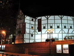 Shakespeare's Globe Theatre de Londres à noite