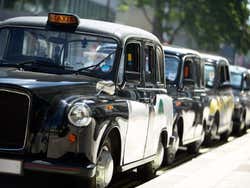 Fila de táxis estacionados em Londres