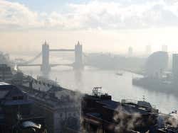 Vistas de Londres do The Monument com a Tower Bridge ao fundo