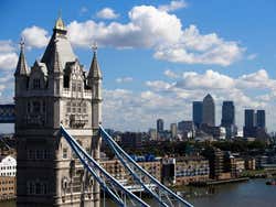 Vistas da Tower Bridge e do Canary Wharf