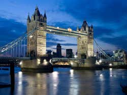 Tower Bridge ao anoitecer