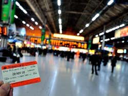 Cartão Travelcard Londres com a estação de trem ao fundo