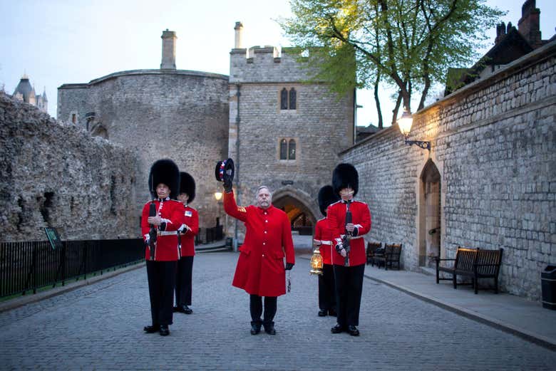 Os Yeoman Warders guardando as joias da coroa